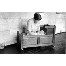 [Women with child, Mt Wilson?]