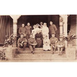 Sarah White with soldiers and VADs at the Red Cross Home, Booloominbah