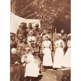 Sarah White with soldiers and nurses at Booloominbah
