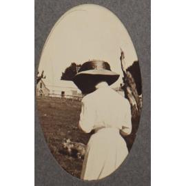 [Women Photographer at Saumarez