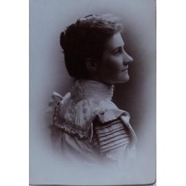 A cabinet photo of an unidentified woman