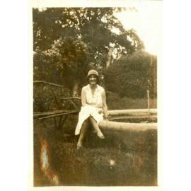 Kingsford Smith Album, Women by a Pond