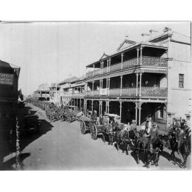 Procession of soldiers, Tattersalls Hotel, 1919