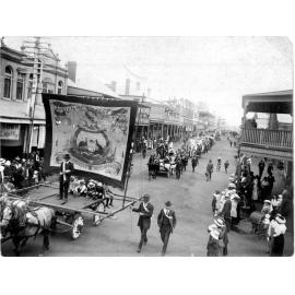 Eight Hour Day procession, Australian Worker's Union Banner from Royal Hotel with Haye's store & Haren's bakery, c. 1910