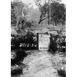 Front gate of Halls Creek [school or residence], 1896-1902