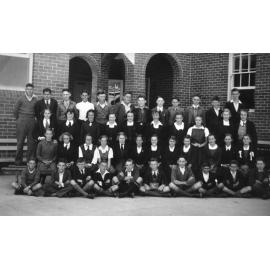 Class 6A and teacher at Ross Hill School, Inverell, 1939