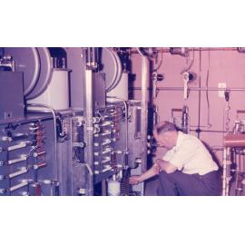 Man operating machinery, UNE