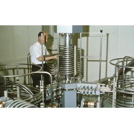 Man operating machinery, UNE