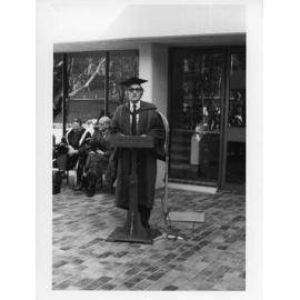 Person giving an adress at the opening of Economics