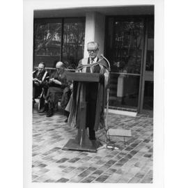Person giving an adress at the opening of Economics