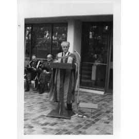 Person giving an adress at the opening of Economics