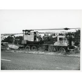 U.N.E. Bronze plaque rock lift