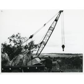 U.N.E. Bronze plaque rock lift