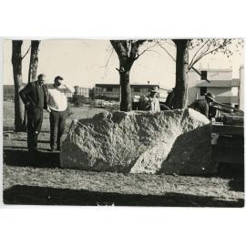 U.N.E. Bronze plaque rock lift