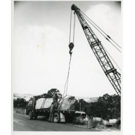 U.N.E. Bronze plaque rock lift