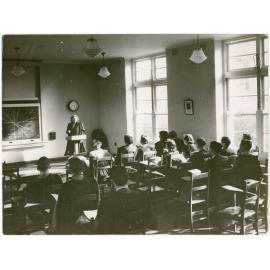 Mrs E. Molly Hordam lecturing 1st year maths students in Booth Block