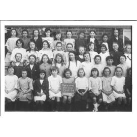Group of school children at Glen Innes Public School