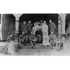 Sarah White with a group of soldiers and VAD workers at Booloominbah