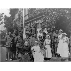 Photo of Sarah White with a group of soldiers and VAD staff at Booloominbah