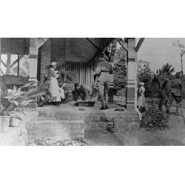 Photo of a group of soldiers and VAD staff at Booloominbah