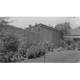 Photo of unidentified house and garden [Booloomimbah]