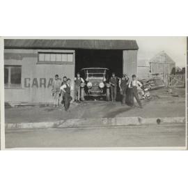 Car and men outside Whitby's Garage, Jessie Street, Armidale