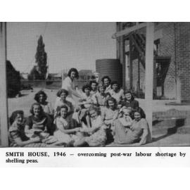 Armidale Teachers' College, Smith House students, shelling peas, 1946