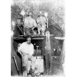 A mine manager visits his men at No. 3 Level leading stope - West Sunlight Reef Coy., Hillgrove