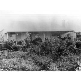Lynn family group in front of farm house, Glencoe, NSW