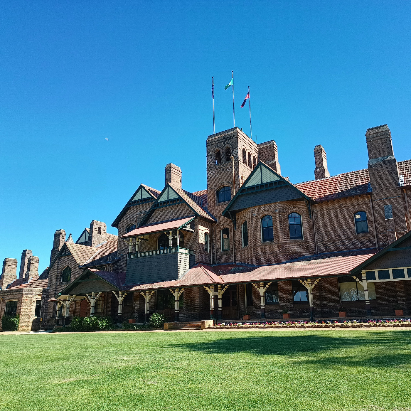 University of New England (UNE)