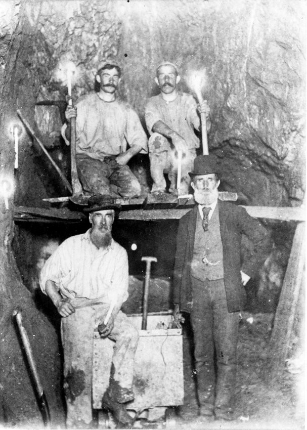 A mine manager visits his men at No. 3 Level leading stope - West Sunlight Reef Coy., Hillgrove [A1821.HRCP0080]