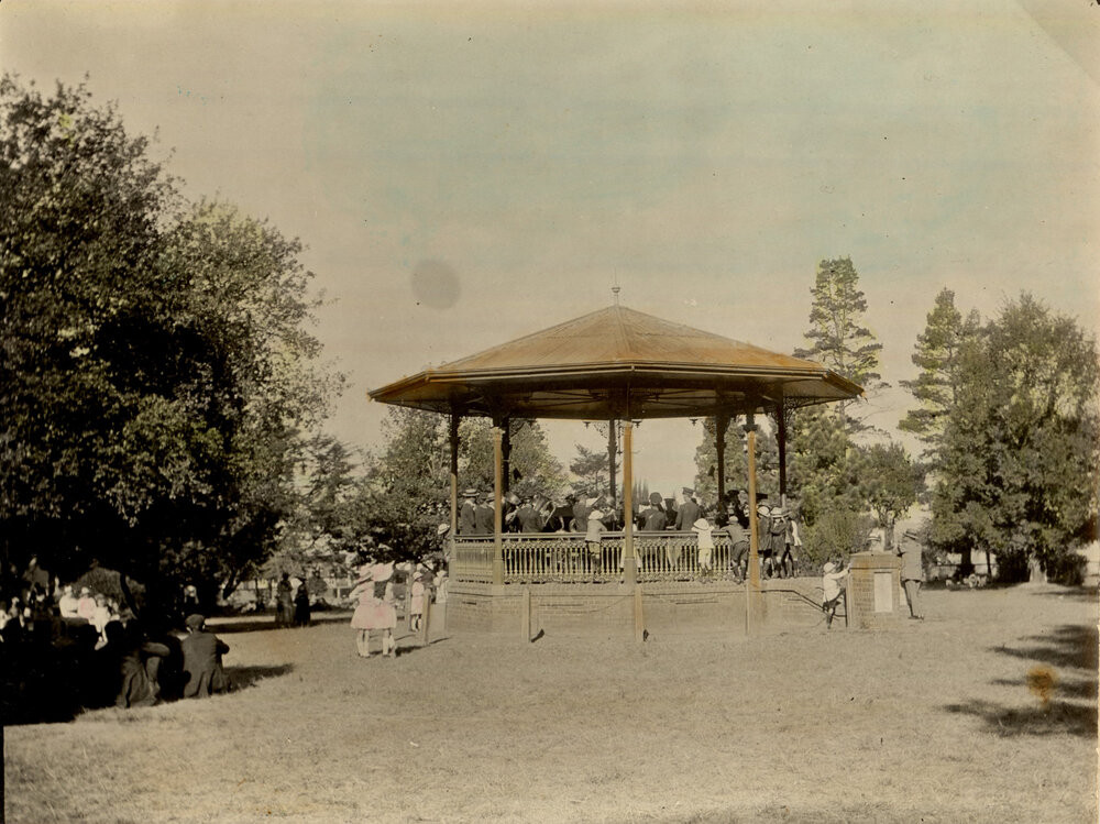Band rotunda in Central Park with band and audience, 1910 [2008.13.ALC002.04]