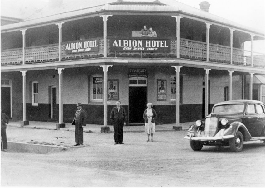 Albion Hotel, corner Marsh and Dumaresq Streets, Armidale, NSW [A1821.HRCP0977]